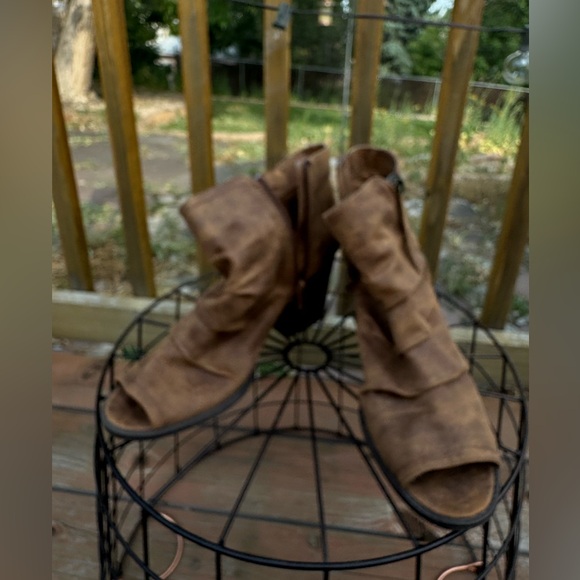 Open toe booties - Picture 2 of 3